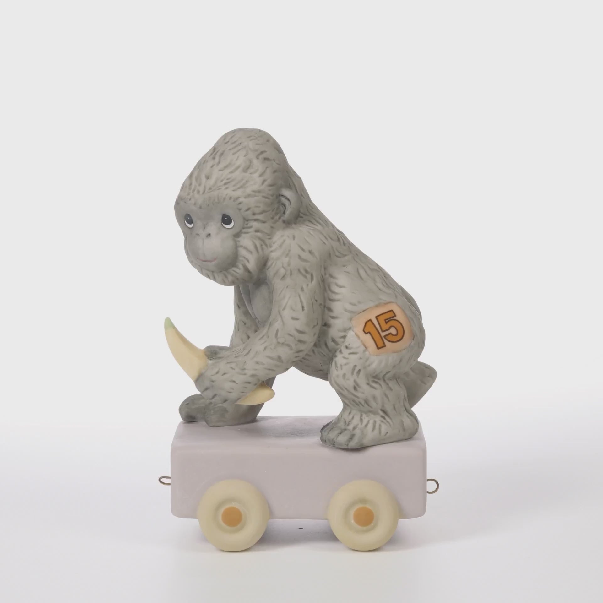 Gorilla with banana on platform with age 15 on side - 360 video