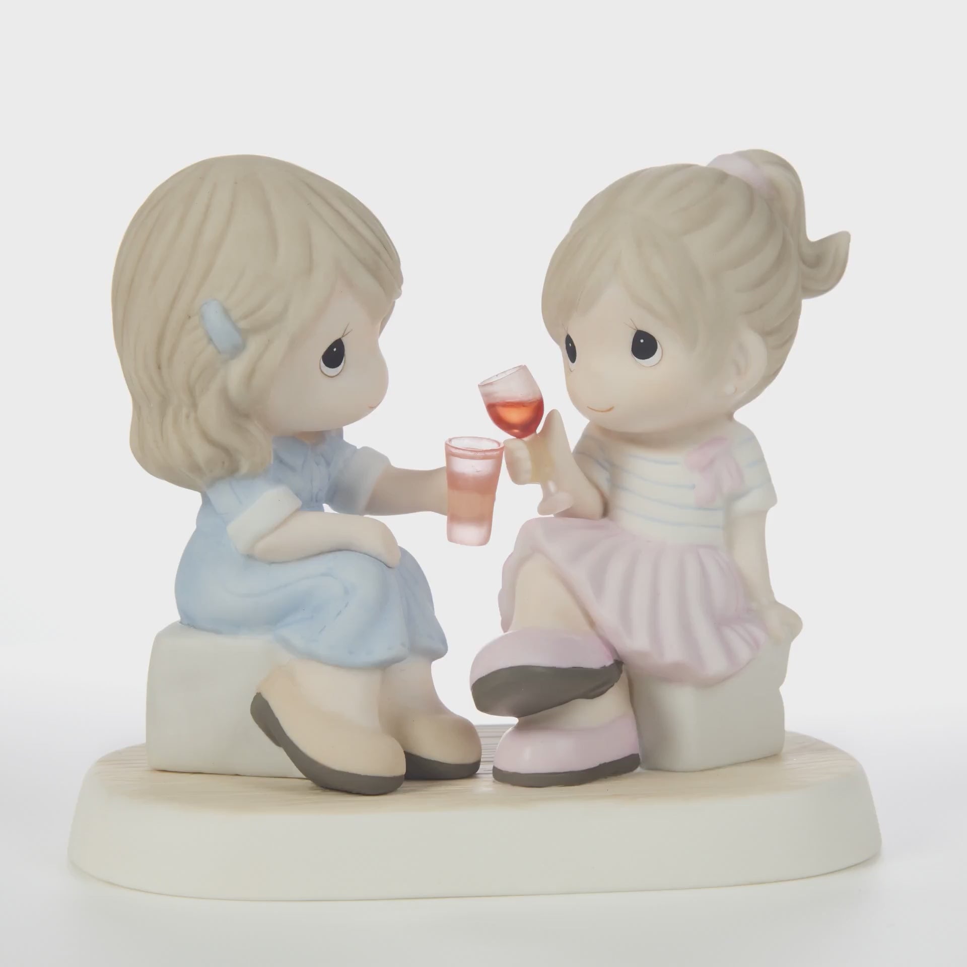 Two friends talking and toasting their friendship - 360 video