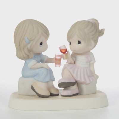 Two friends talking and toasting their friendship - 360 video