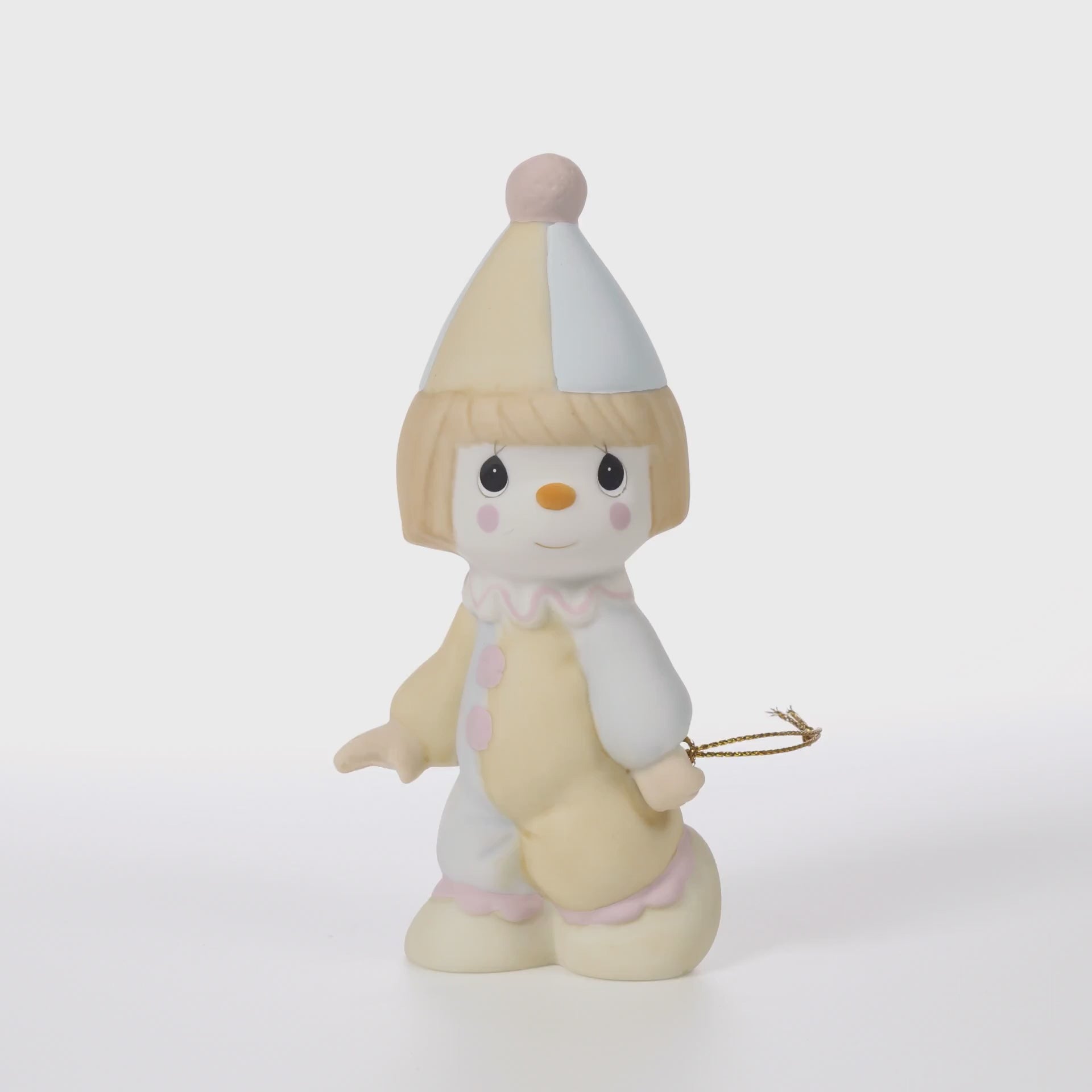 Clown holding string - 360 video