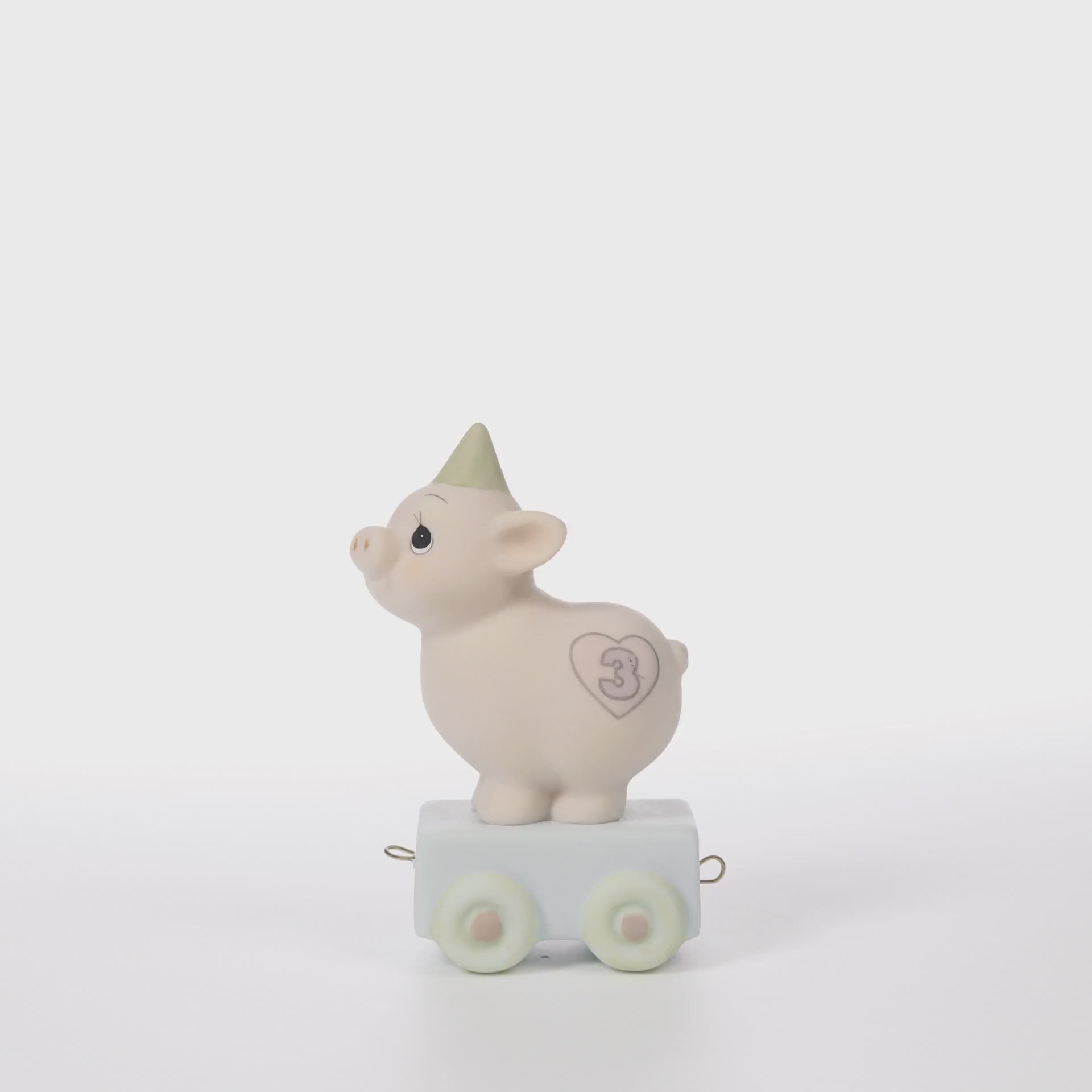 Pig in party hat on platform with age 3 on side - 360 video