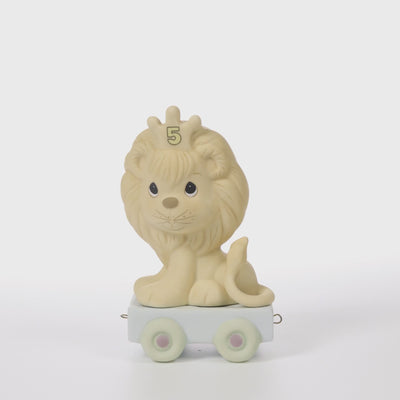 Lion wearing a crown with age 5 on it sitting on platform - 360 video