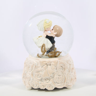Wedding couple groom holding bride up - 360 video